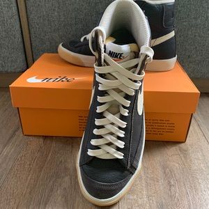 Nike blazer Mid( MENS 7, WOMENS 8.5)